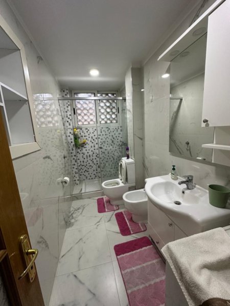 Tirane, jepet me qera apartament 3+1+Ballkon Kati 3, 100 m² 800 € (Myslym Shyri)