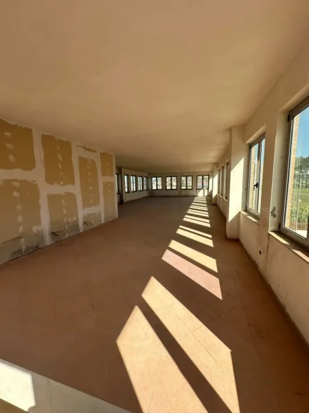 Tirane, jepet me qera magazine Kati 2, 600 m² 600 € 