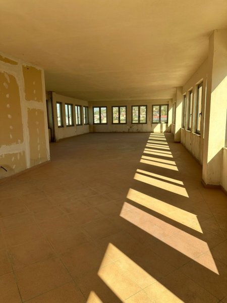 Tirane, jepet me qera magazine Kati 2, 600 m² 600 € 