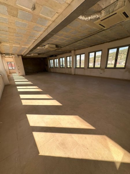 Tirane, jepet me qera magazine Kati 2, 600 m² 600 € 