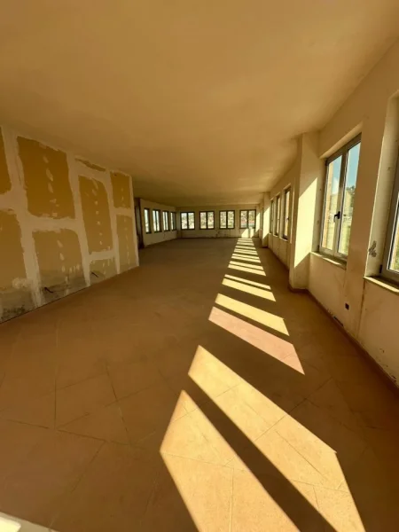 Tirane, jepet me qera magazine Kati 2, 600 m² 600 € 