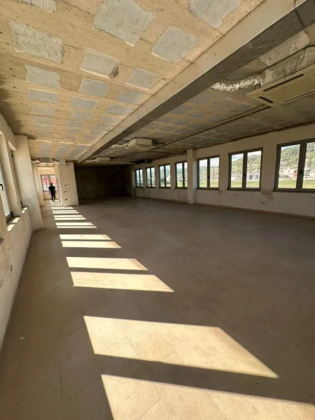 Tirane, jepet me qera magazine Kati 2, 600 m² 600 € 