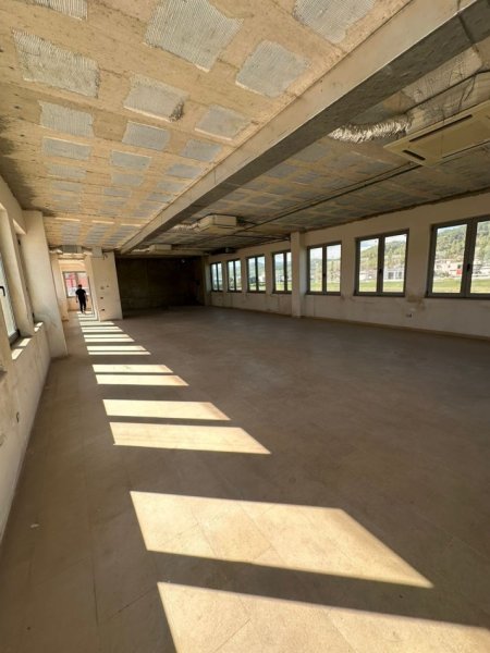 Tirane, jepet me qera magazine Kati 2, 600 m² 600 € 