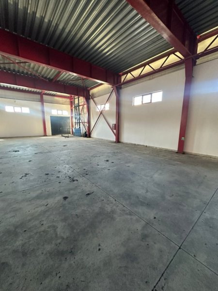 Tirane, jepet me qera magazine Kati 1, 1.500 m² 10.500 € 