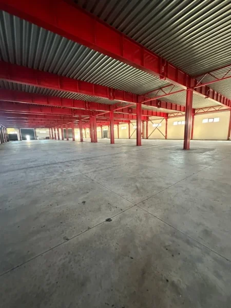 Tirane, jepet me qera magazine Kati 1, 1.500 m² 10.500 € 