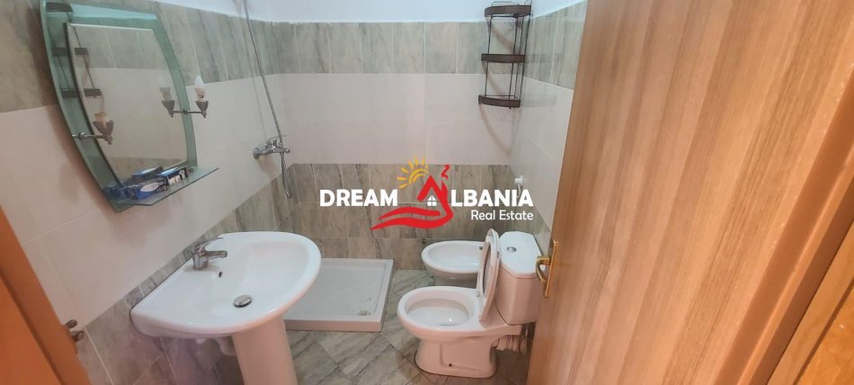 Tirane, jepet me qera apartament 3+1 , 1.110 m² 600 € (prane Ministrise se Jashtme)
