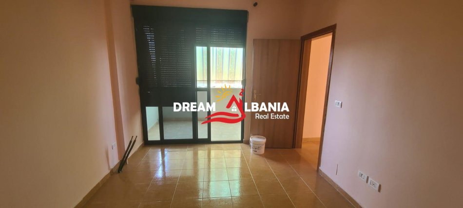 Tirane, jepet me qera apartament 3+1 , 1.110 m² 600 € (prane Ministrise se Jashtme)