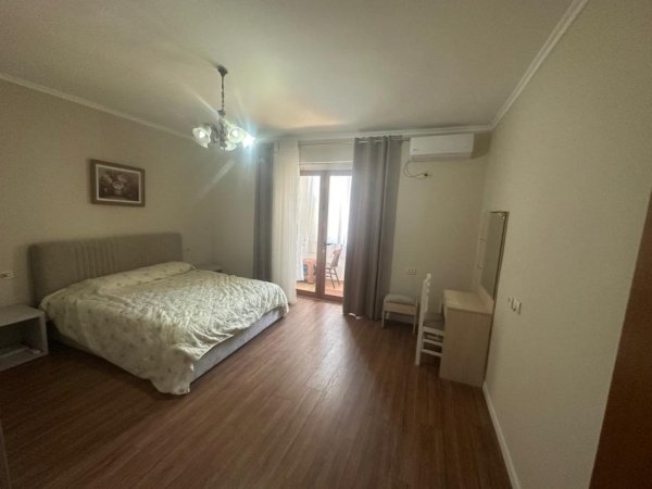 Tirane, jepet me qera apartament 2+1+Ballkon Kati 2, 90 m² 800 € (Rruga Fortuzi)