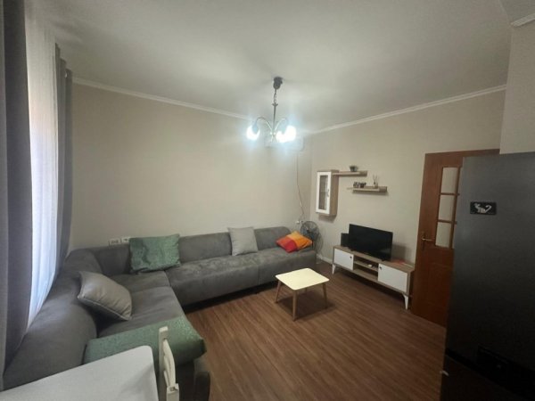Tirane, jepet me qera apartament 2+1+Ballkon Kati 2, 90 m² 800 € (Rruga Fortuzi)