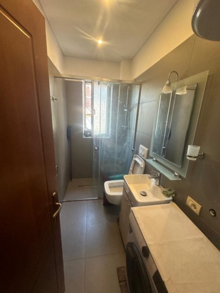 Tirane, jepet me qera apartament 2+1+Ballkon Kati 2, 90 m² 800 € (Rruga Fortuzi)