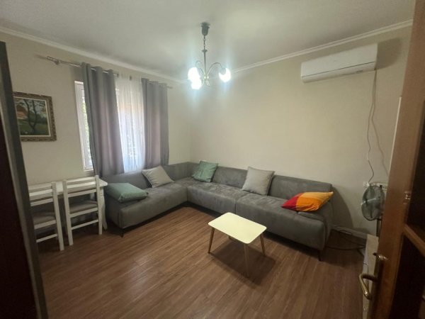 Tirane, jepet me qera apartament 2+1+Ballkon Kati 2, 90 m² 800 € (Rruga Fortuzi)