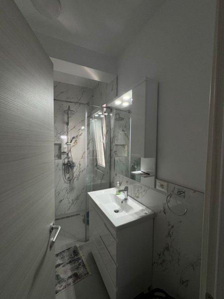 Tirane, jepet me qera apartament 2+1 Kati 9, 82 m² 700 € (RIVER REZIDENC)