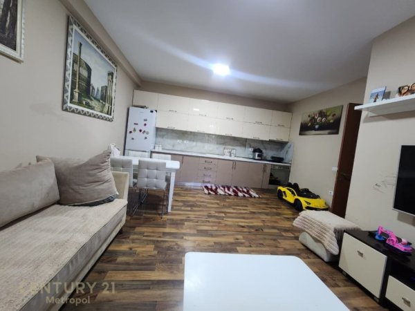 Tirane, shes apartament 1+1 Kati 1, 66 m² 91.500 € (prane pallateve te Tom Doshit)