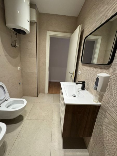 Tirane, jepet me qera zyre , 145 m² 2.300 € (Bulevardi Ri)