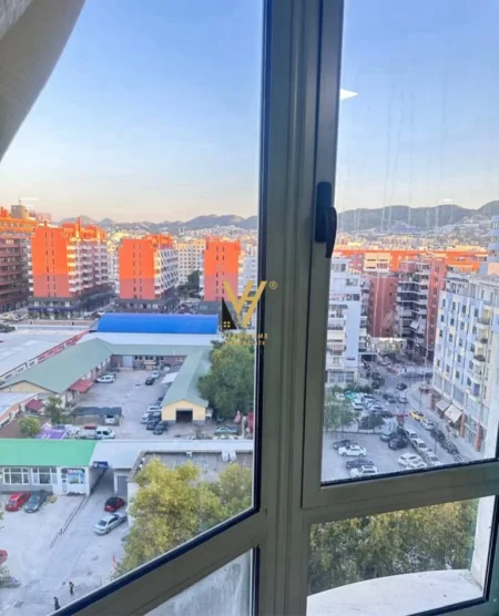 Tirane, jepet me qera apartament 1+1+Ballkon Kati 10, 75 m² 600 € (RRUGA E KAVAJES)