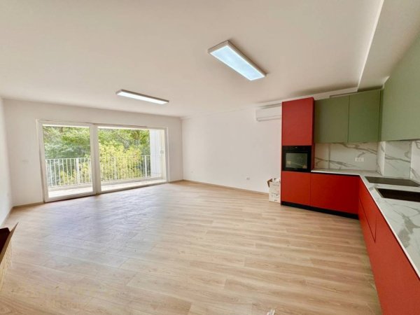 Tirane, jepet me qera zyre Kati 4, 1.500 m² 1.500 € (STADIUMIT AIR ALBANIA)
