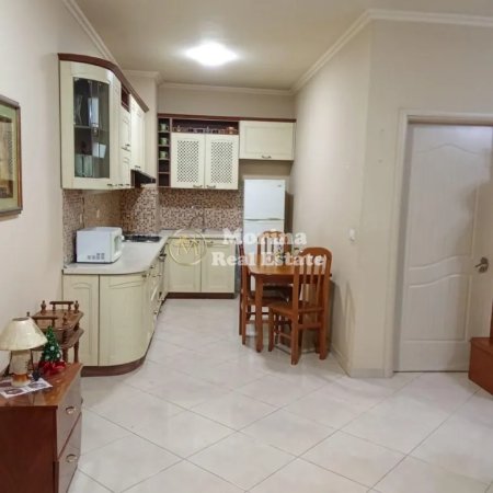 Tirane, jepet me qera apartament 1+1+Ballkon Kati 5, 65 m² 550 € (Kopshti Botanik)