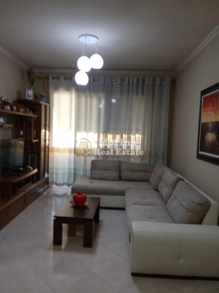 Tirane, jepet me qera apartament 1+1+Ballkon Kati 5, 65 m² 550 € (Kopshti Botanik)