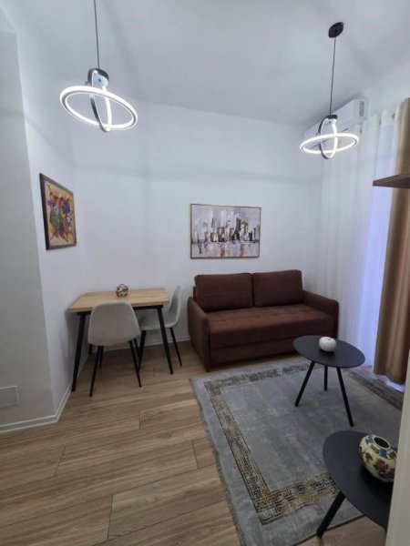 Tirane, jepet me qera apartament 1+1 Kati 3, 400 € (Kompleksi Mangalem 21, Ali Dem)