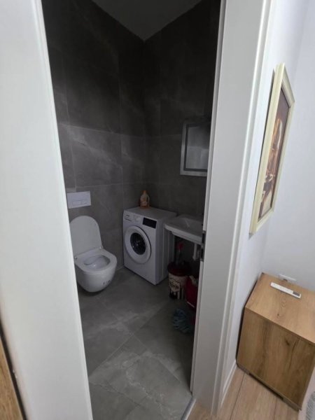 Tirane, jepet me qera apartament 1+1 Kati 3, 400 € (Kompleksi Mangalem 21, Ali Dem)