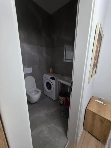 Tirane, jepet me qera apartament 1+1 Kati 3, 400 € (Kompleksi Mangalem 21, Ali Dem)