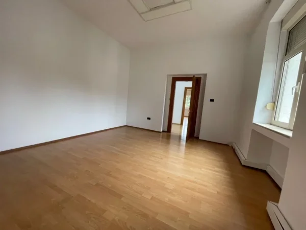 Tirane, jepet me qera ambjent biznesi Kati 4, 280 m² 5.100 € (Bulevardi Deshmoret e kombit ,Ish Blloku)