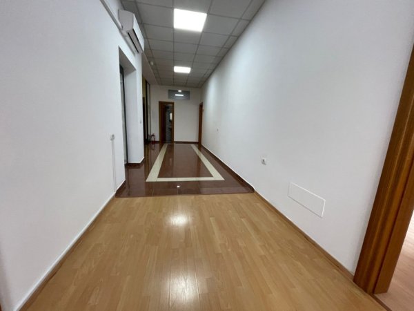 Tirane, jepet me qera ambjent biznesi Kati 4, 280 m² 5.100 € (Bulevardi Deshmoret e kombit ,Ish Blloku)