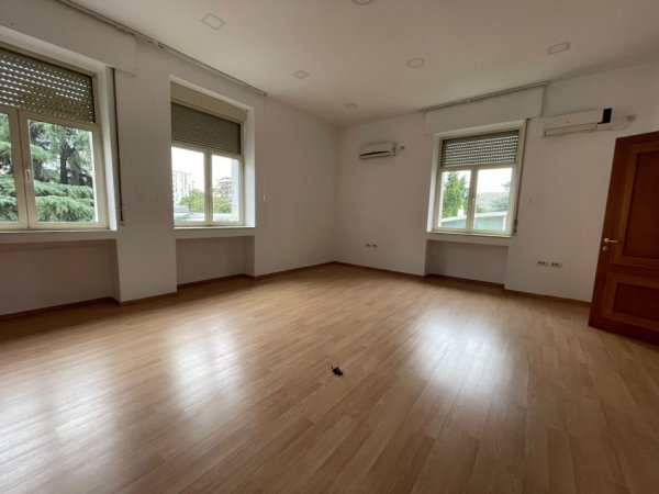 Tirane, jepet me qera ambjent biznesi Kati 4, 280 m² 5.100 € (Bulevardi Deshmoret e kombit ,Ish Blloku)