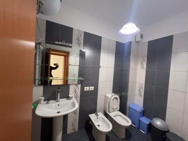 Tirane, jepet me qera apartament 2+1+Ballkon Kati 4, 110 m² 900 € 