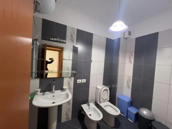 Tirane, jepet me qera apartament 2+1+Ballkon Kati 4, 110 m² 900 € 