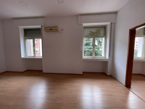 Tirane, jepet me qera ambjent biznesi Kati 4, 280 m² 5.100 € (Bulevardi Deshmoret e kombit ,Ish Blloku)