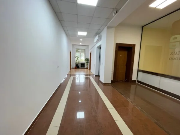 Tirane, jepet me qera ambjent biznesi Kati 4, 280 m² 5.100 € (Bulevardi Deshmoret e kombit ,Ish Blloku)