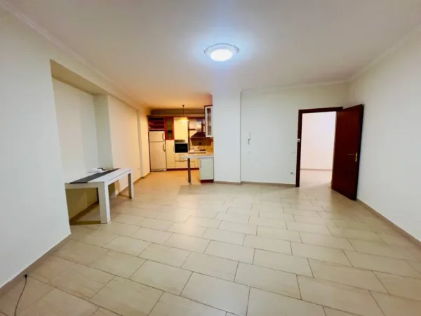 Tirane, jepet me qera apartament 2+1+Ballkon Kati 4, 110 m² 900 € 