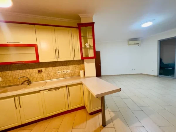 Tirane, jepet me qera apartament 2+1+Ballkon Kati 4, 110 m² 900 € 