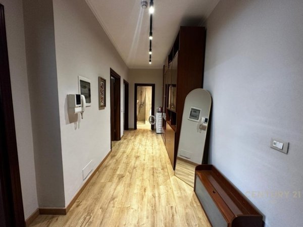 Tirane, jepet me qera apartament 2+1 Kati 5, 105 m² 900 € (tek Shallvaret)