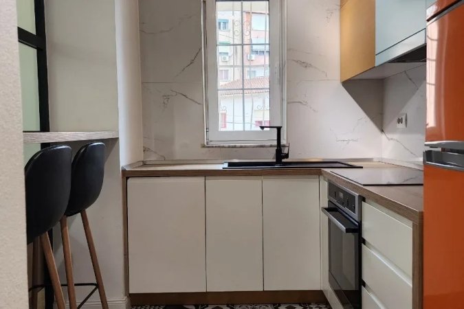 Tirane, jepet me qera apartament 1+1+Ballkon Kati 2, 65 m² 700 € (Tek 7 Xhuxhat (Rr. E Elbasanit)