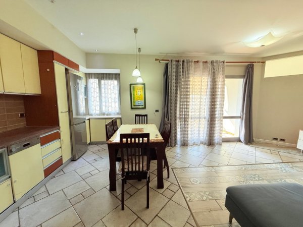 Tirane, jepet me qera apartament 3+1+Ballkon Kati 4, 120 m² 750 € (Zogu i Zi)