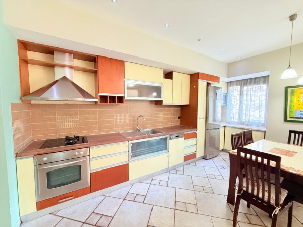 Tirane, jepet me qera apartament 3+1+Ballkon Kati 4, 120 m² 750 € (Zogu i Zi)