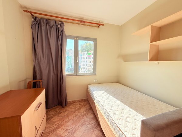 Tirane, jepet me qera apartament 3+1+Ballkon Kati 4, 120 m² 750 € (Zogu i Zi)
