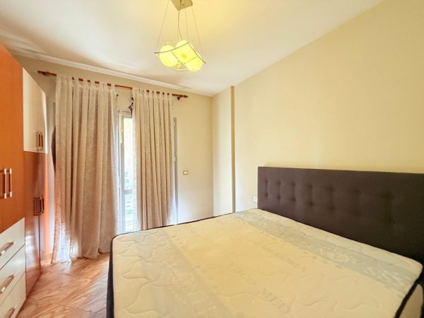 Tirane, jepet me qera apartament 3+1+Ballkon Kati 4, 120 m² 750 € (Zogu i Zi)