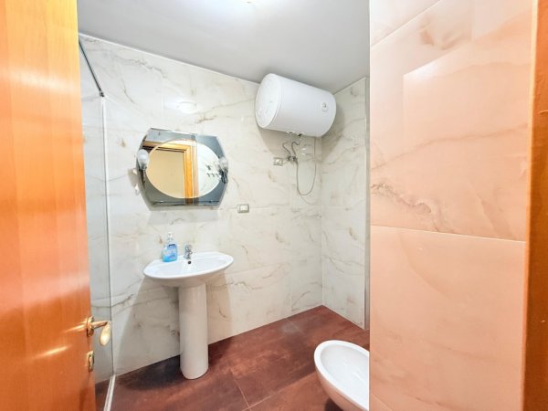 Tirane, jepet me qera apartament 3+1+Ballkon Kati 4, 120 m² 750 € (Zogu i Zi)