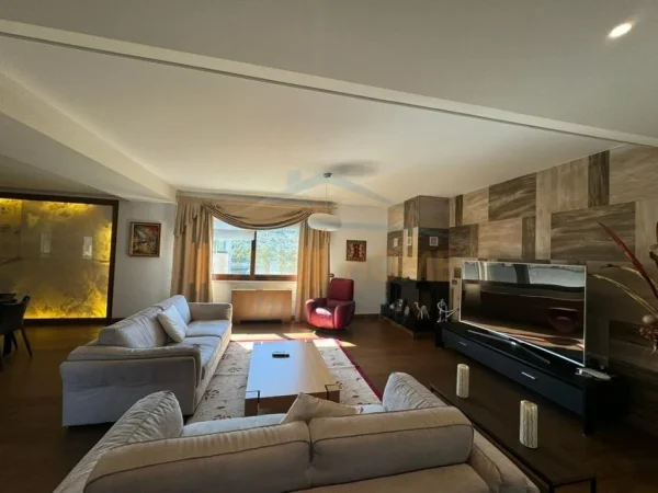 Tirane, jepet me qera Penthouse 2+1 Kati 8, 241 m² 1.800 € (Kopshti Zoologjik)