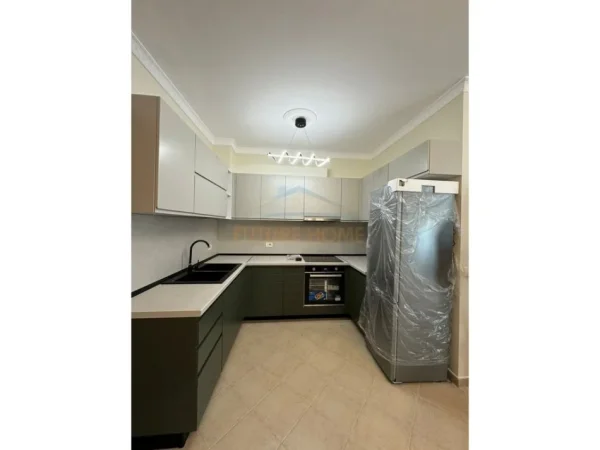 Qera , Apartament 3+1+2+Parkim , Fresk ,Tiranë 600 €