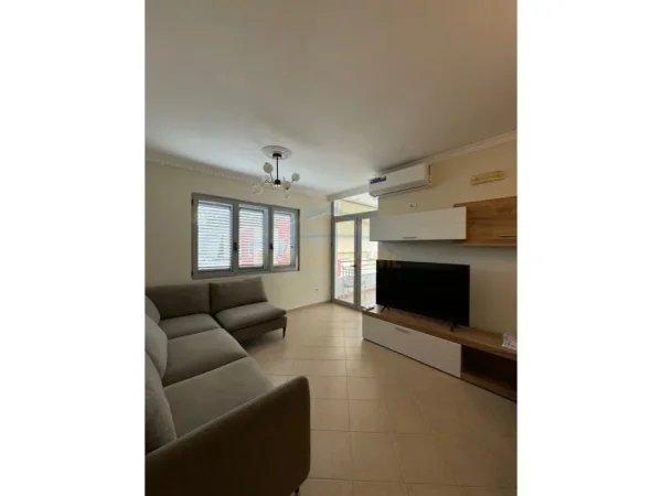 Qera , Apartament 3+1+2+Parkim , Fresk ,Tiranë 600 €