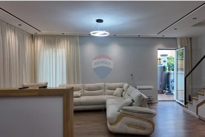 Tirane, jepet me qera Vile 2 Katshe , 191 m² 900 € (Qesarak, Tiranë)