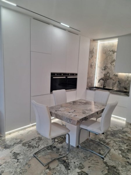 Tirane, jepet me qera apartament 1+1+Ballkon Kati 2, 80 m² 1.200 € (Liqeni i thate)