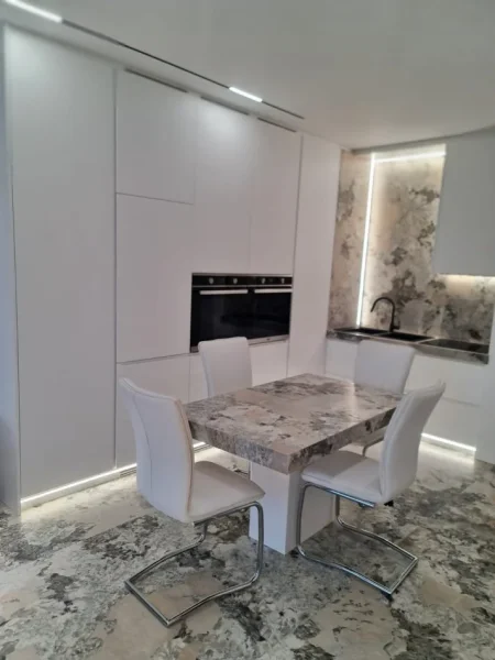 Tirane, jepet me qera apartament 1+1+Ballkon Kati 2, 80 m² 1.200 € (Liqeni i thate)
