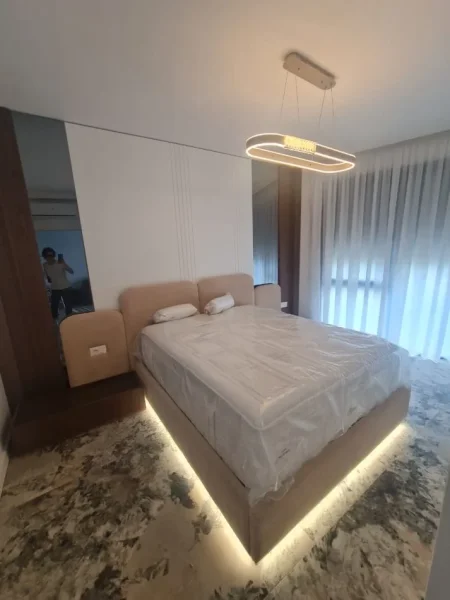 Tirane, jepet me qera apartament 1+1+Ballkon Kati 2, 80 m² 1.200 € (Liqeni i thate)