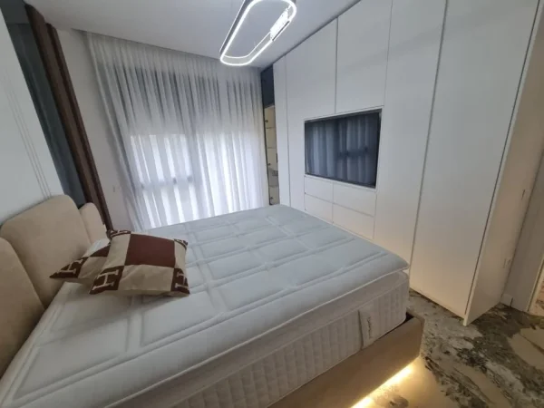 Tirane, jepet me qera apartament 1+1+Ballkon Kati 2, 80 m² 1.200 € (Liqeni i thate)