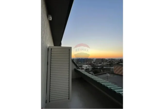 Tirane, jepet me qera Vile 3+1 Kati 3, 148 m² 900 € (Rruga Bamir Topi, Tiranë)